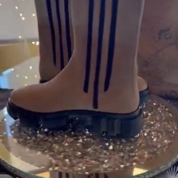 Free People Chelsea Boot, SZ 39, New With Box $125 $300
Size: 8.5
Free People - Picture 2 of 9